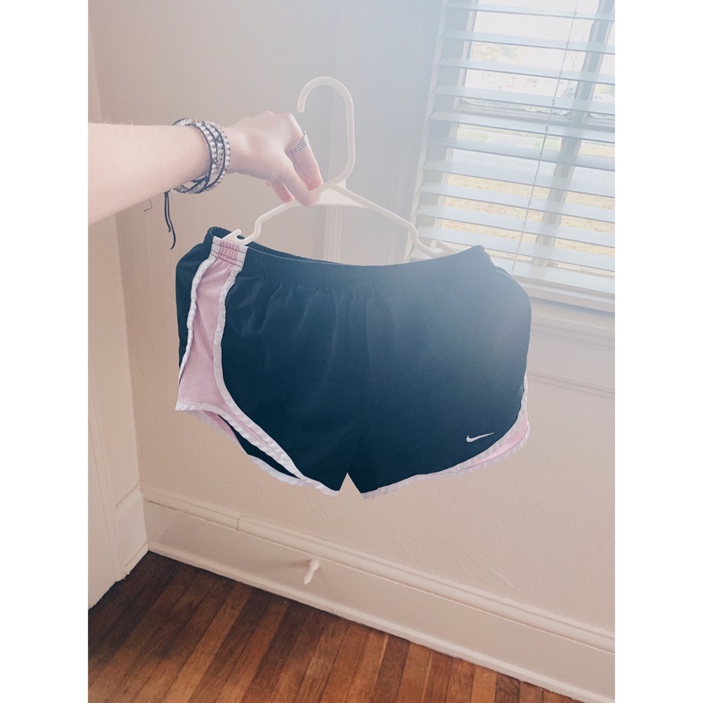 BLACK AND PINK NIKE SHORTS // SIZE S
